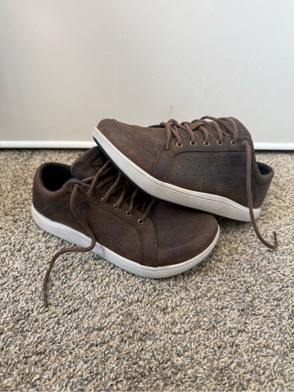 Altra cayd size 7 Men's Brown Lace-Up Sneakers with White Sole